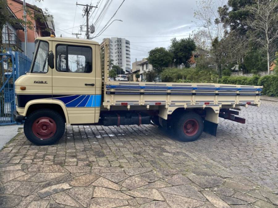MERCEDES-BENZ - 608 - 1986/1987 - Bege - Sob Consulta